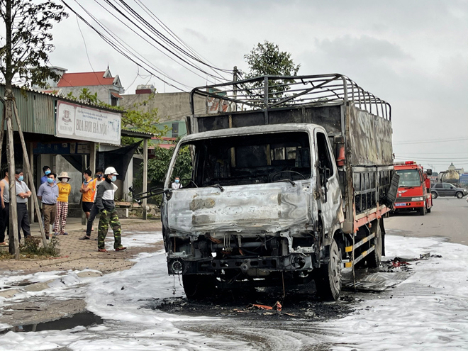 Hải Dương: Cận cảnh ô tô chở bật lửa bốc cháy ngùn ngụt - 3