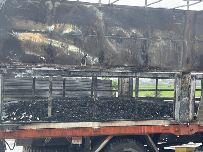 Hải Dương: Cận cảnh ô tô chở bật lửa bốc cháy ngùn ngụt - 4