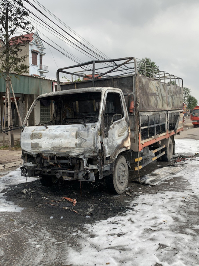 Hải Dương: Cận cảnh ô tô chở bật lửa bốc cháy ngùn ngụt - 5