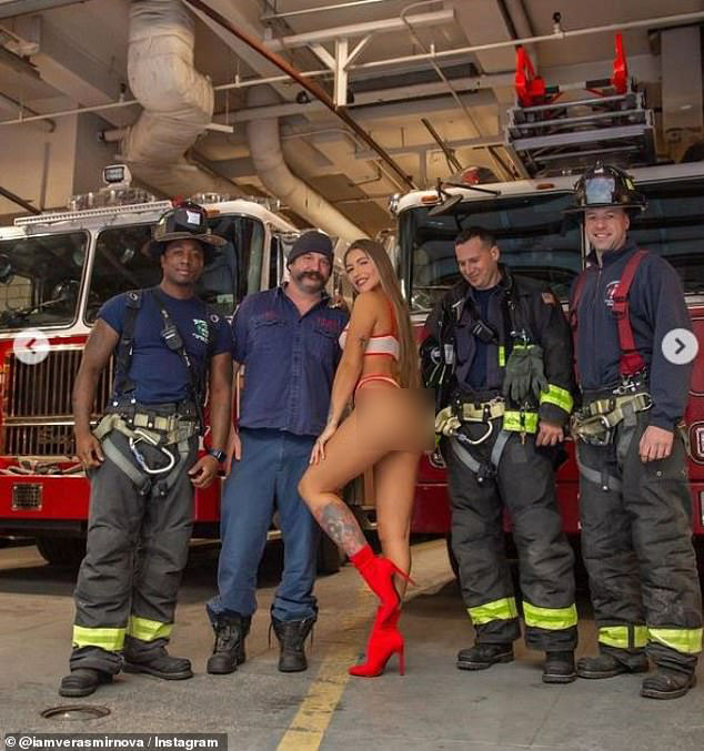 Nữ người mẫu "nóng bỏng" chụp ảnh cùng lính cứu hỏa thành phố New York. Ảnh: Instagram