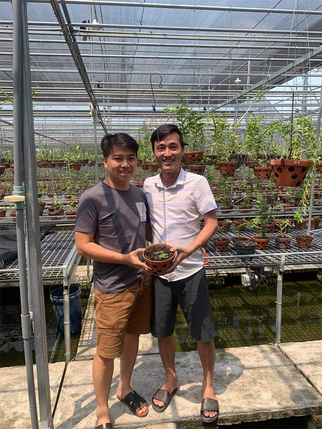 Anh Vinh cùng khách hàng vui vẻ chụp ảnh kỷ niệm