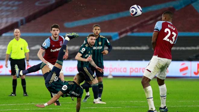 Leeds (áo xanh) gục ngã trên sân của West Ham