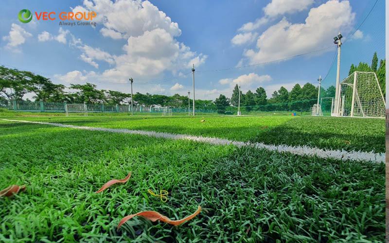 Chi phí thi công sân bóng luôn là vấn đề quan tâm hàng đầu của chủ đầu tư
