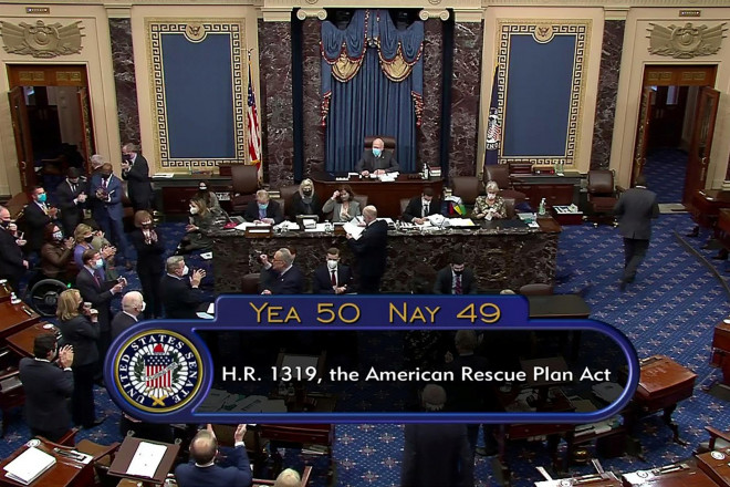Gói cứu trợ Covid-19 trị giá 1.900 tỉ USD đã được Thượng viện Mỹ thông qua với 50 phiếu thuận và 49 phiếu chống. Ảnh: Reuters
