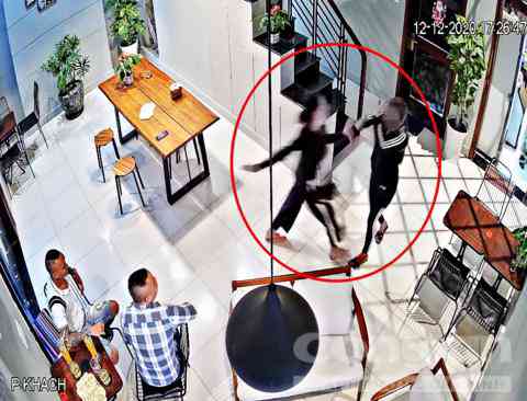 Nhóm cho vay hùa nhau đánh tới tấp con nợ để đòi tiền vào tối 12-12-2020 (Ảnh cắt từ clip điều tra)