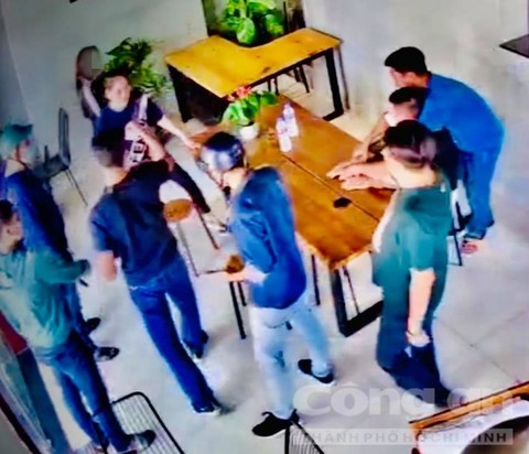 Cảnh sát hình sự ập vào bắt quả tang hành vi phạm pháp của nhóm cho vay (Ảnh cắt từ clip điều tra)