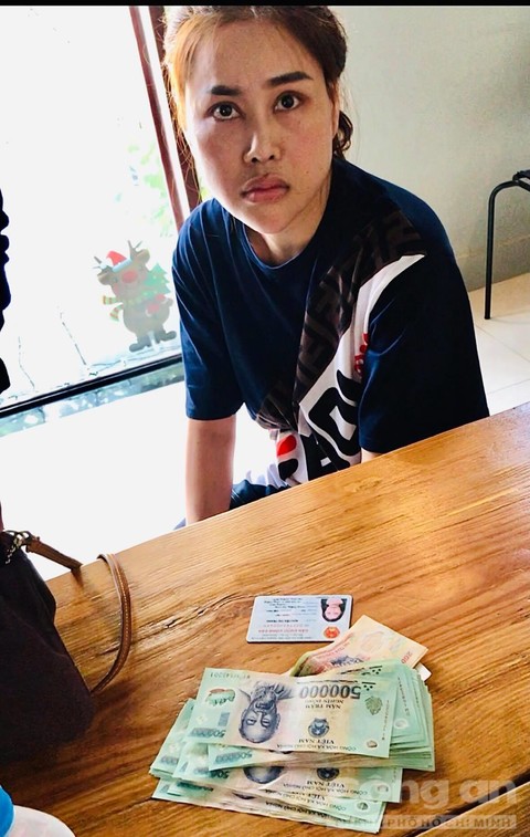 Bảo Bảo cùng tang vật tại hiện trường