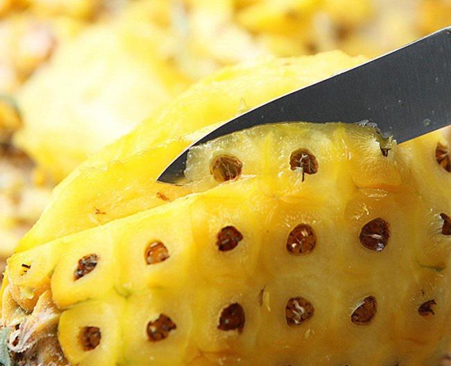 Sợ ăn dứa bị rát lưỡi, đem ngâm với loại nước này đảm bảo thơm ngon - 1