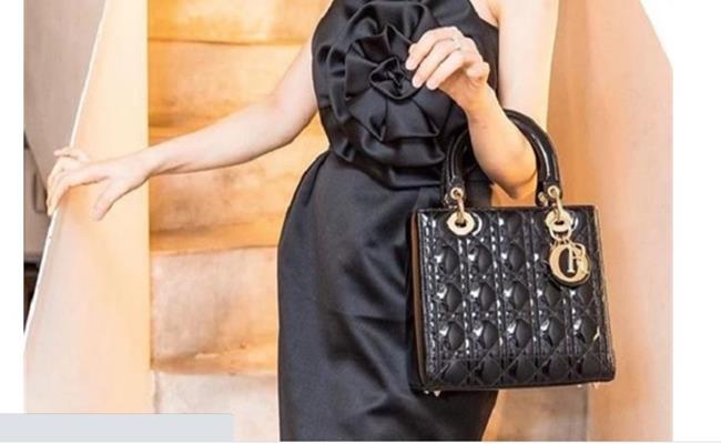 Túi Lady Dior size M này của Hòa Minzy có trị giá khoảng 100 triệu đồng.
