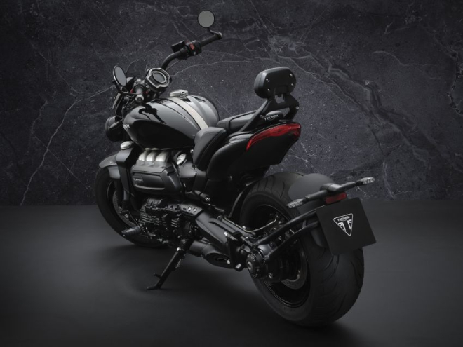 “Hàng khủng” 2021 Triumph Rocket 3 R Black và Rocket 3 GT Triple Black trình làng - 12