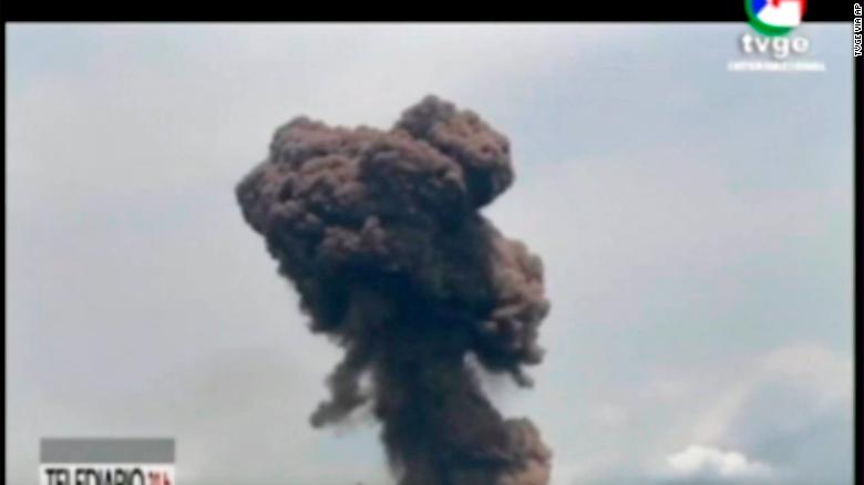 Cột khói tỏa ra từ căn cứ quân sự ở thành phố Bata, Guinea Xích Đạo.