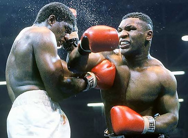 Mike Tyson (phải) tung rất nhiều cú đấm nhưng không hạ được&nbsp;James Tillis (trái) ở trận đấu diễn ra năm 1986