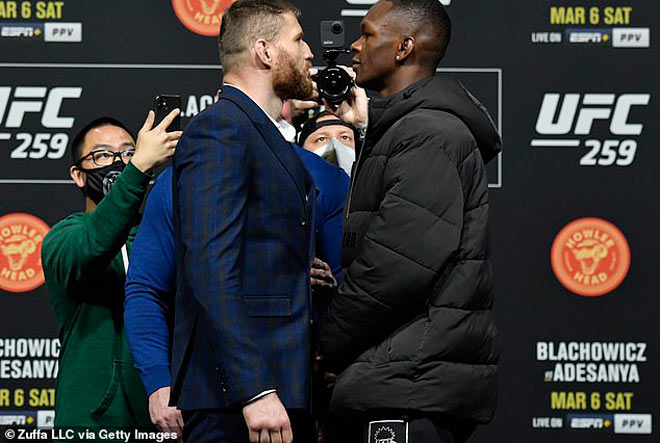 Israel Adesanya mang bánh pizza trêu tức đối thủ Jan Blachowicz và phải nhận trận thua bẽ mặt
