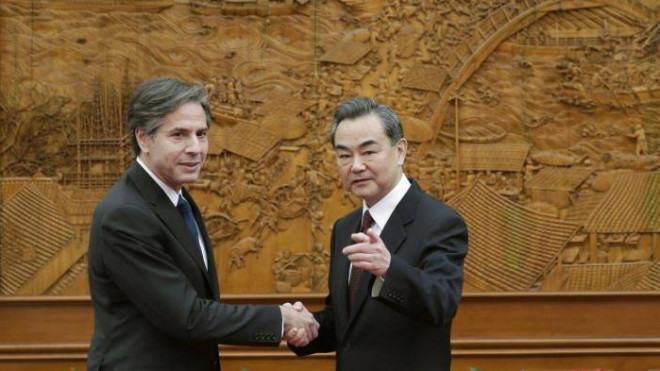 Ông Antony Blinken bắt tay cùng Ngoại trưởng Trung Quốc Vương Nghị vào năm 2015 khi còn là Thứ trưởng Bộ Ngoại giao Mỹ