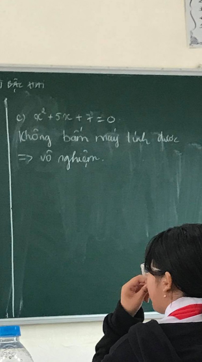 Bấm máy tính không ra nam sinh ghi luôn kết quả vô nghiệm. (Ảnh: Phạm Thịnh)