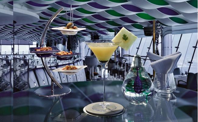 Món “bảo vật” tại quầy bar Skyview, khách sạn Burj Al Arab (Dubai) chính là ly cocktail giữ kỷ lục xa xỉ nhất thế giới với mức giá 7.438 USD (171,47 triệu đồng).
