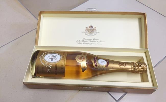Chai rượu sâm banh Louis Roederer Millennium Cristal Brut 1990 đặt hàng từ Mỹ là chai rượu đắt nhất thế giới, nó có giá 136.000 USD (3,14 tỷ đồng). 
