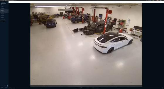 Video cho thấy cảnh các công nhân đang làm việc trên một dây chuyền lắp ráp của Tesla ở Thượng Hải (Trung Quốc). Ảnh: Bloomberg