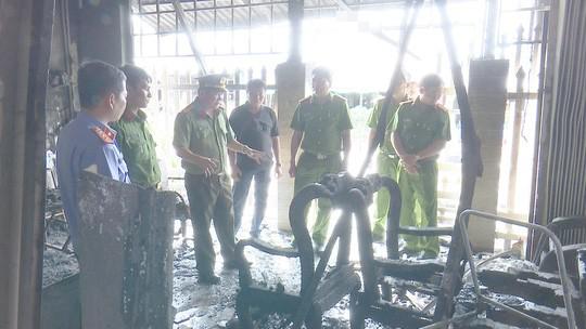 Đại tá Đinh Văn Nơi trong lần đầu trực tiếp xuống hiện trường chỉ đạo truy bắt đối tượng đốt nhà người tình ở huyện Châu Phú