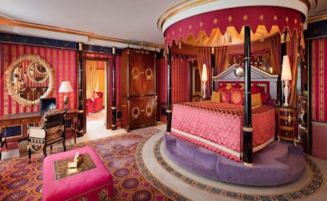 Để hoàn thiện nội thất khách sạn, các kỹ sư đã lát hơn 23.000 m2 đá cẩm thạch, 43.000 m2 kính và gần 2.000 m2 vàng dát mỏng.
