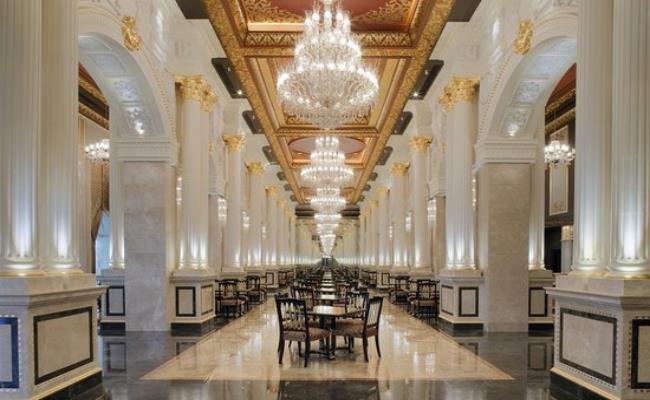 Bữa trưa theo phong cách hoàng gia với mức độ xa hoa, đẳng cấp chẳng thua kém vua chúa ngày xưa chính là 1 trong những dịch vụ hút khách tại Dubai. 
