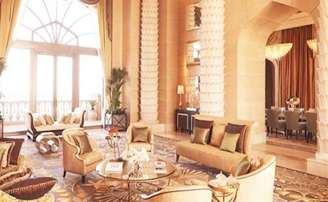 Căn phòng Royal Bridge Suite của khách sạn này sở hữu lối thiết kế mái vòm, và tầm nhìn có thể ngắm trọn cảnh Vịnh tuyệt đẹp bên ngoài. Khu vực này nằm trên một hòn đảo nhân tạo và du khách có thể khám phá bờ biển Dubai.&nbsp;

