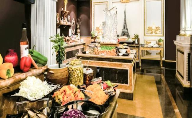 Trong bốn giờ, mỗi vị khách chỉ việc nhâm nhi rượu và một vài món ăn trong đại tiệc buffet. Với loại rượu độc quyền của mình là Dom Pé rignon, nhà hàng Imperium đã hoàn thiện bữa trưa quý tộc với mức giá tới 650 USD (gần 15 triệu đồng)/người.

