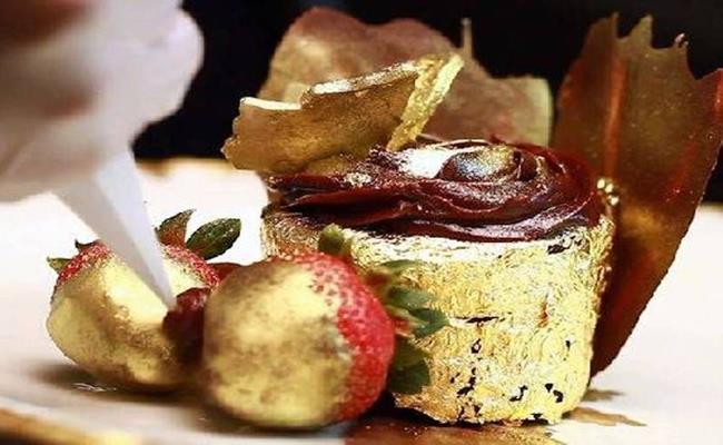 Tuy nguyên liệu cũng không quá nổi bật như chocolate Italy, hạt vani Uganda, nhưng điểm nhấn của món này chính là những quả dâu được nhúng trong vàng 23k. Đây là lý do tạo nên mức giá cao ngất ngưởng của món bánh ngọt này.
