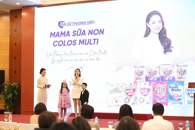 Nhã Phương trong buổi lễ ra mắt đại sứ thương hiệu Mama sữa non Colos Multi