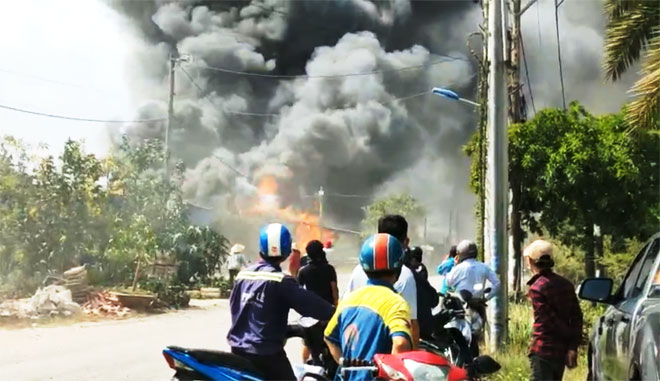 Cả 3 căn nhà bao trùm trong biển lửa.