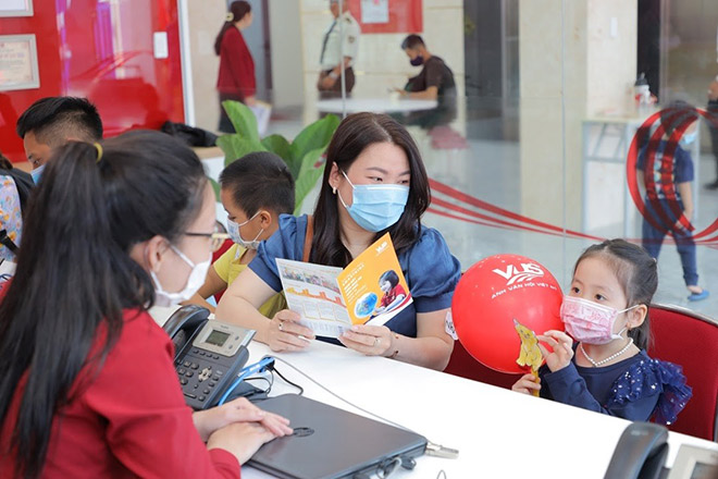 Phụ huynh và học viên được tư vấn và kiểm tra trình độ miễn phí. Các bạn học viên tham gia lớp học trải nghiệm chương trình tiếng Anh chuẩn quốc tế