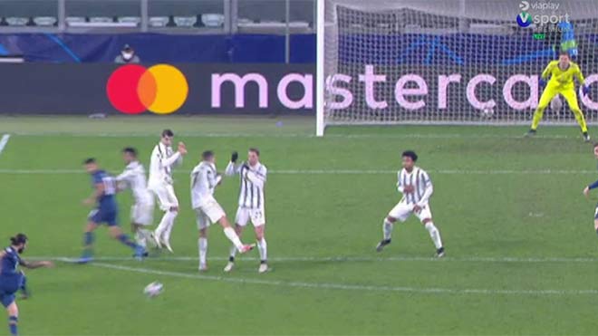 Ronaldo hèn nhát khiến Juventus bị loại: Bị đàn anh la mắng, bồ xinh có quan tâm? - 3