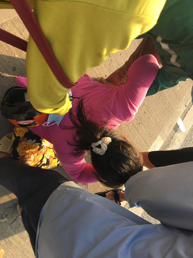 TP.HCM: Con gái ngã quỵ ôm thi thể cha ở cầu Phú Mỹ - 2
