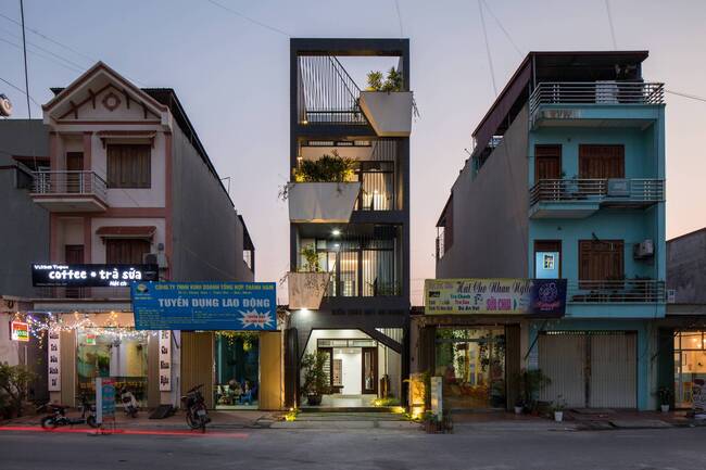 Cũng giống như những ngôi nhà ống điển hình khác ở Việt Nam, ngôi nhà này gặp nhiều hạn chế về giao thông, tầm nhìn, hệ thống thông gió, ánh sáng, lối thoát hiểm.
