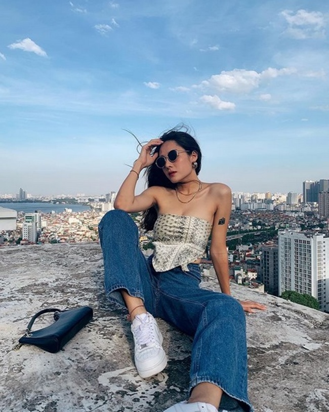 Ngoài đời, Á khôi xinh đẹp luôn biến hóa với nhiều phong cách thời trang khác nhau. Hồng Hạnh chuộng những trang phục năng động, trẻ trung nhưng không kém phần gợi cảm và phù hợp với lứa tuổi.
