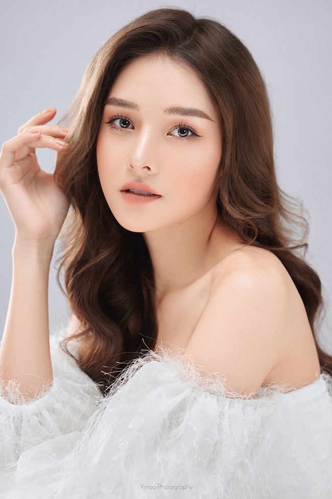 Hiện tại, Hồng Hạnh đang làm diễn viên/ mẫu ảnh tự do và làm việc ở một công ty truyền thông. Ngoài ra, cô nàng cũng tham gia diễn xuất trên các phim ngắn, web drama và vlog.
