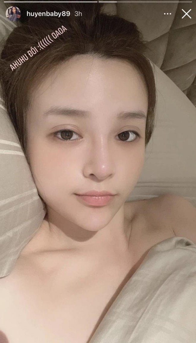 Cô sử dụng nhiều phương pháp thẩm mỹ lên mặt để có được nhan sắc mãi như em bé.
