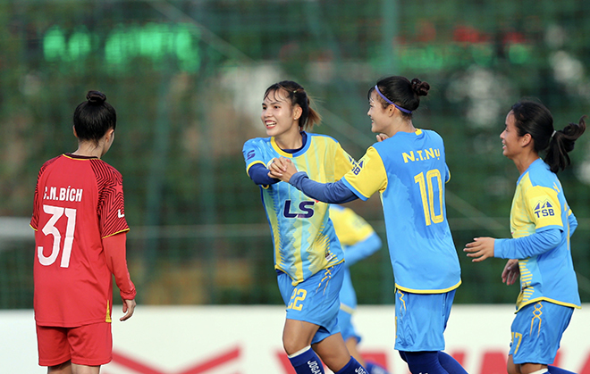 CLB nữ Sơn La (áo xanh) tham dự giải bóng đá nữ vô địch quốc gia 2020.