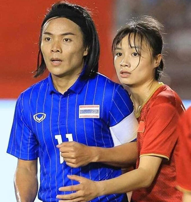 Nữ tuyển thủ bóng đá Thái Lan -&nbsp;Kanjana Sungngoen (áo&nbsp;xanh) từng gây xôn xao vì có ngoại hình rất nam tính