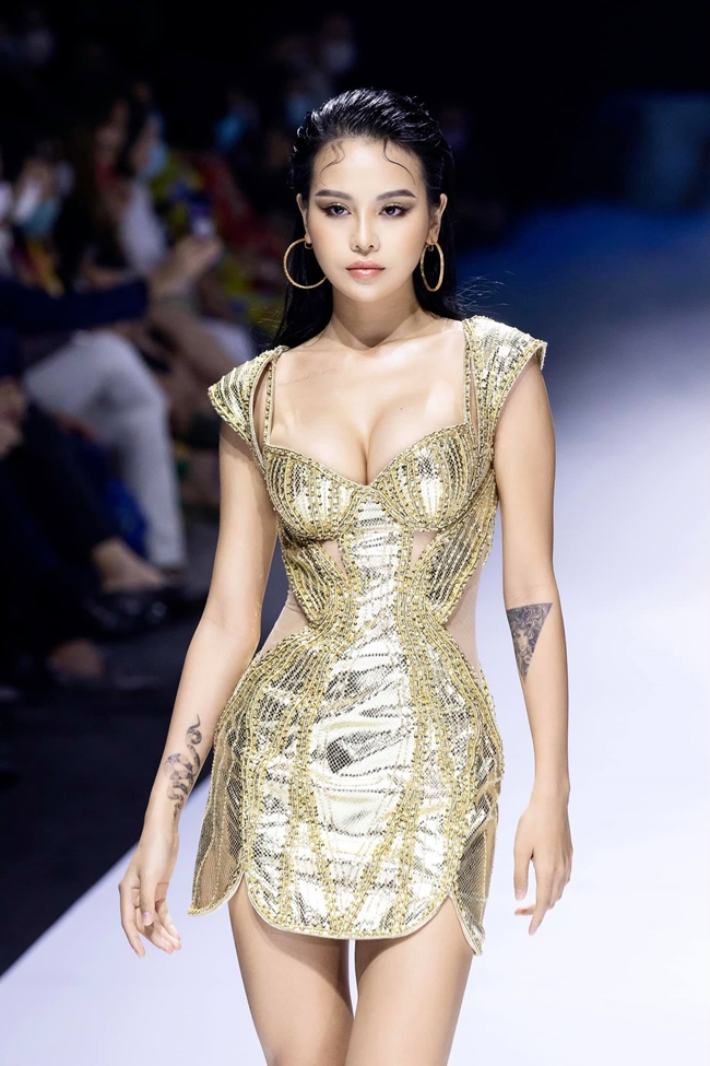 Ngay lập tức, thông tin về Thùy Trâm Next top được dân mạng truy lùng. Thùy Trâm tên đầy đủ là Trần Thị Thùy Trâm, hiện đã đổi nghệ danh thành Y Quân. Cô từng tham gia 2 mùa giải liên tiếp chương trình Vietnam's Next Top Model vào năm 2016 và 2017.
