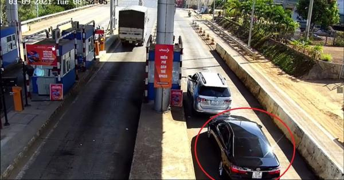 Tin tức trong ngày - CLIP: Xế hộp xịn 3 lần trốn trạm thu phí Liên Đầm trên Quốc lộ 20