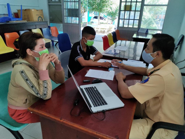 Tin tức trong ngày - 2 mẹ con bị xử phạt vì con nằm chạy xe máy, đăng Facebook