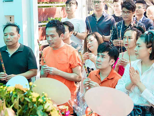 Quang Hà và "ông bầu" Quang Cường cúng Tổ nghiệp sân khấu tại nhà riêng