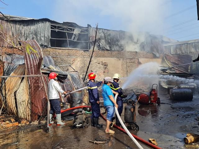 Tin tức trong ngày - Cháy lớn thiêu rụi kho xưởng lan sang dãy nhà trọ 12 phòng ở Sài Gòn