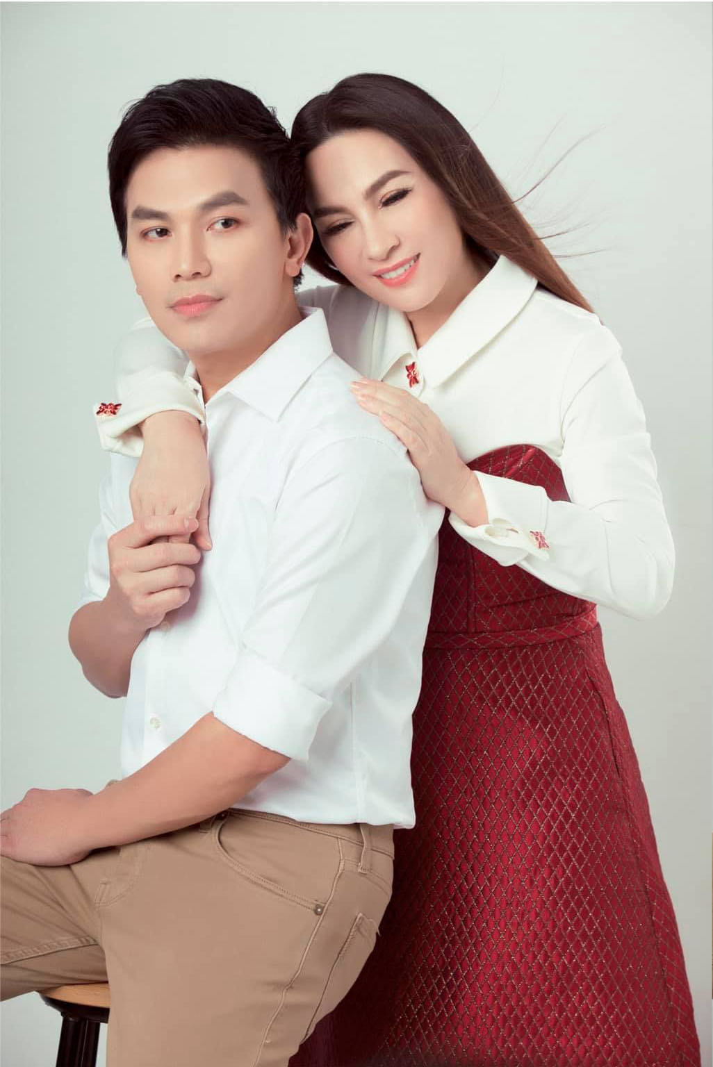Phi Nhung và Mạnh Quỳnh là cặp đôi hai ca sĩ nổi tiếng trong làng nhạc Việt. Không chỉ trên sân khấu, họ còn là đôi tình nhân đáng yêu ngoài đời. Những hình ảnh tình tứ giữa hai người sẽ khiến ai nấy đều phải xao xuyến và cảm thấy ấm áp.