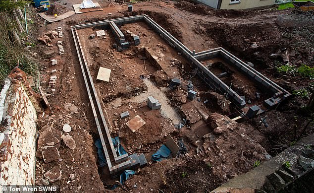 Nền móng của tòa cung điện mất tích được phát hiện trong vườn nhà cụ ông 81 tuổi (ảnh: Daily Mail)