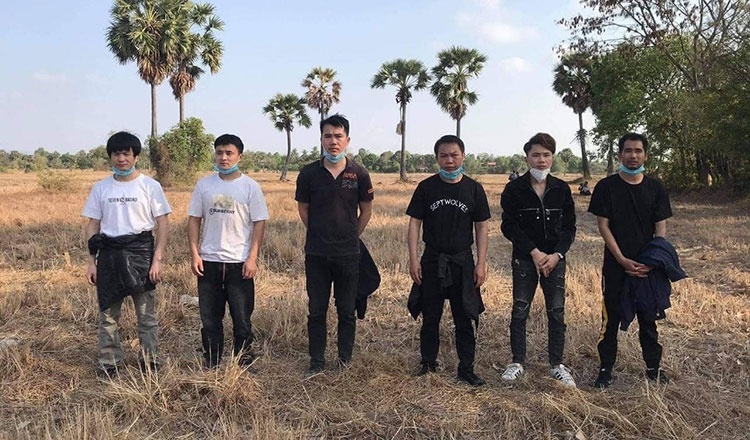 6 công dân Trung Quốc bị bắt giữ khi đang đi lang thang trên đồng ở tỉnh Kampong Speu, Campuchia (ảnh: Khmer Times)