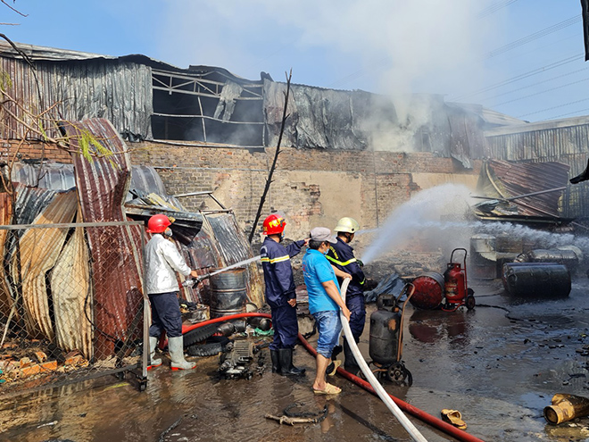 Hiện trường vụ cháy nhà kho ở huyện Bình Chánh sáng nay