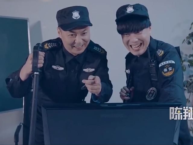 Video Clip Cười - Ngã ngửa với hai anh chàng bảo vệ bá đạo nhất hệ mặt trời