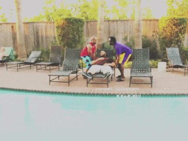 Tranh vui - Hãy phòng thủ khi đi ngủ nếu không cái giá phải trả là cực... "thốn"